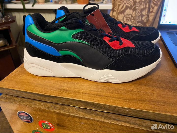 Стильные кроссовки женские