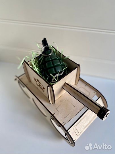 Подарок мужчине на 23 февраля с учебной гранатой