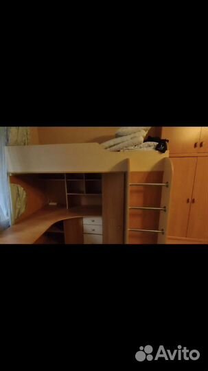 Детская кровать чердак со столом и шкафом