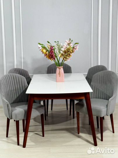 Стол и стулья
