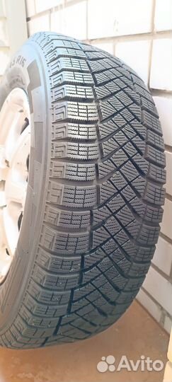 Pirelli Ice Zero FR 215/65 R16 102T