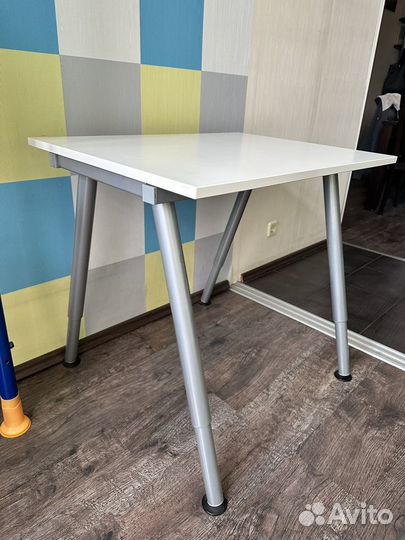 Компьютерный стол IKEA с регулируемыми ножками