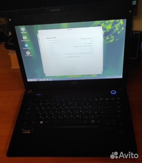 Ноутбук Fujitsu UH572 красный