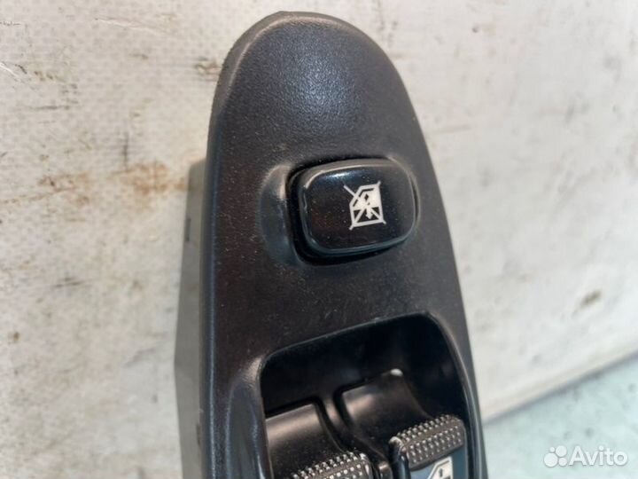 Блок управления стеклоподъемниками передний левый