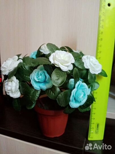 Искусственные розы в горшке