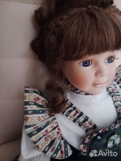 Кукла фарфоровая