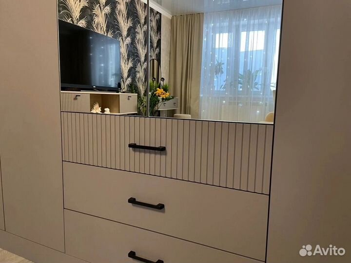 Шкаф распашной с зеркалом