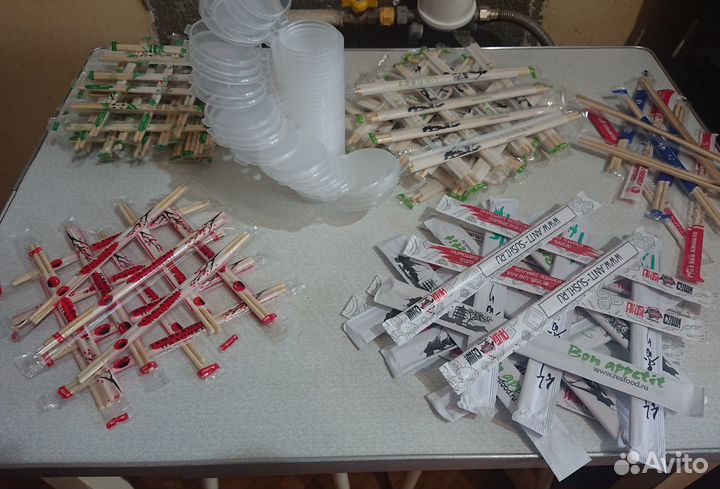 Бамбуковые палочки и соусники с верхним закрытием