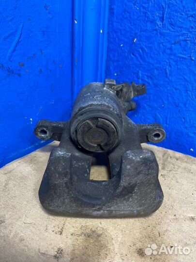 Суппорт тормозной задний правый Volkswagen Jetta5