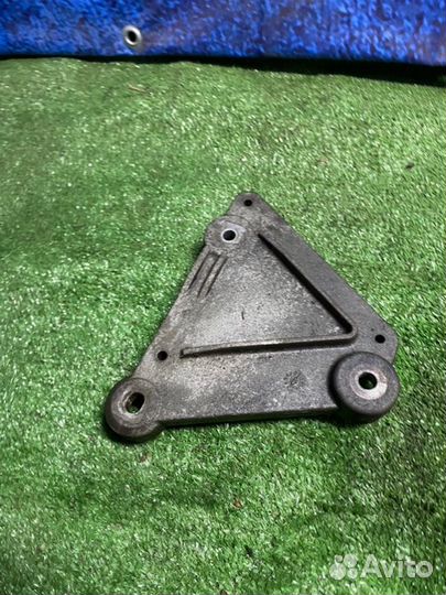 Кронштейн компрессора кондиционера Opel Astra J