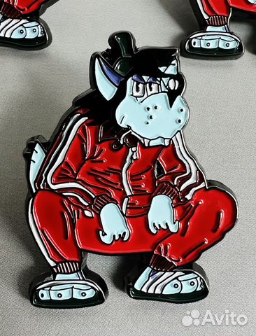 Волк из Ну погоди значок в спортивном костюме пин