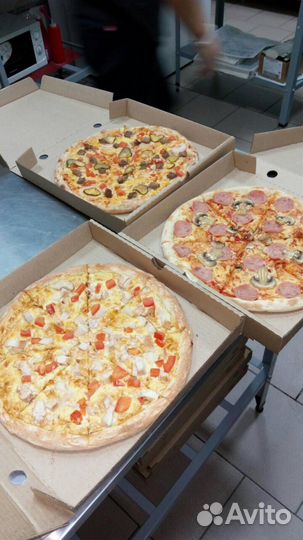 Повар пиццмейкер