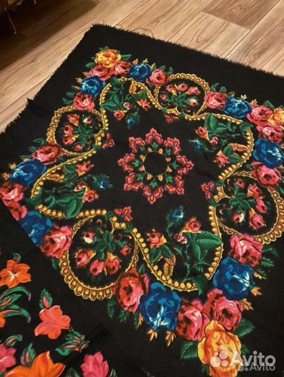 Женский платок черный с цветами 80*80