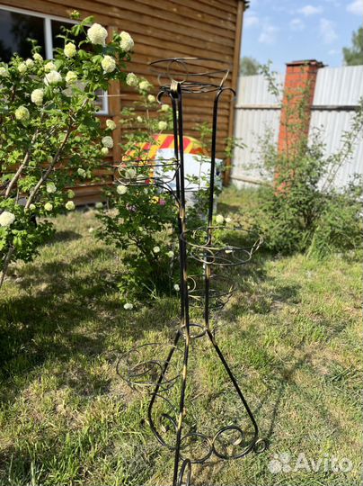 Напольная кованая стойка для цветов