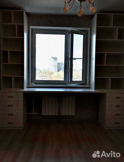 Детская рабочая зона у окна