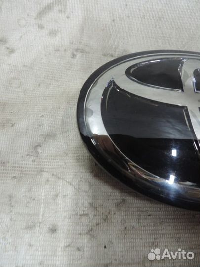 Эмблема решетка радиатора Toyota Land Cruiser 2015
