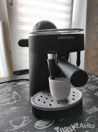 Кофеварка рожковая redmond RCM-1502