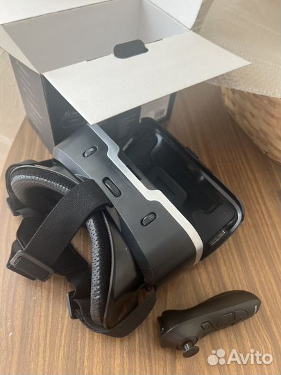 Очки виртуальной реальности с джойстиками