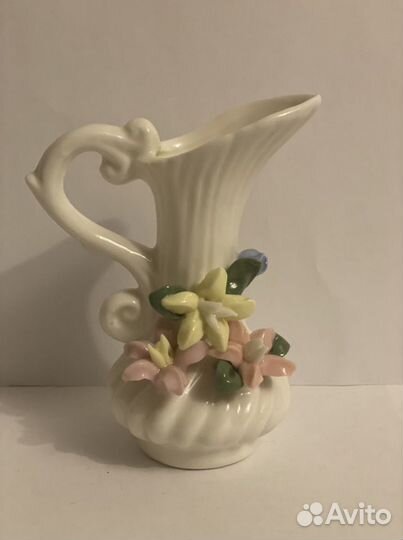 Ваза с узорами лепки