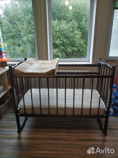Кроватка детская с матрацом и пеленальным столиком
