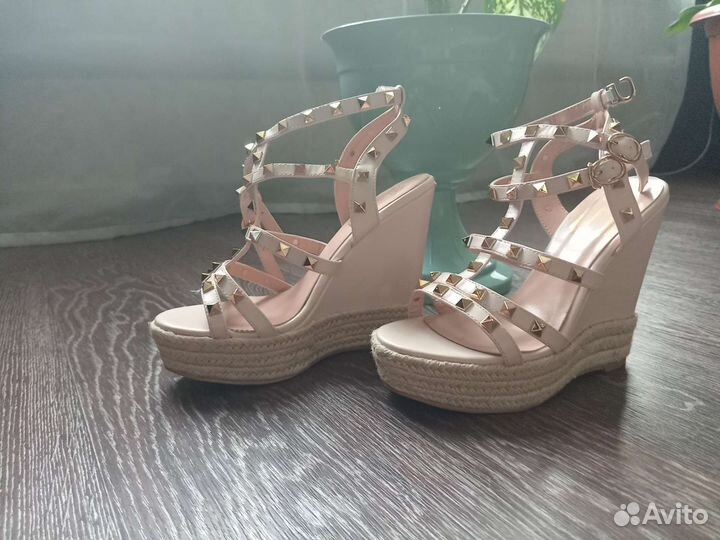 Босоножки женские