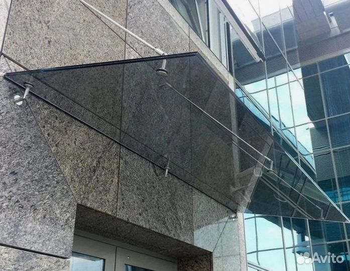 Стеклянный козырек над входом