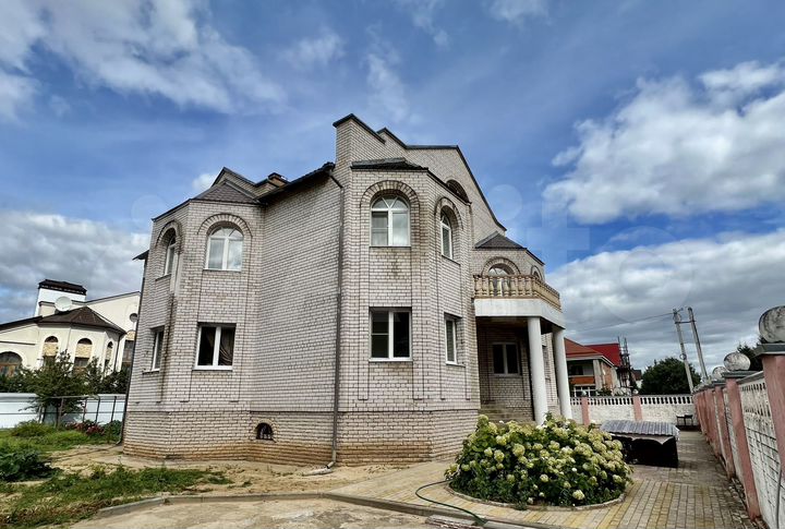 Коттедж 615 м² на участке 14 сот.