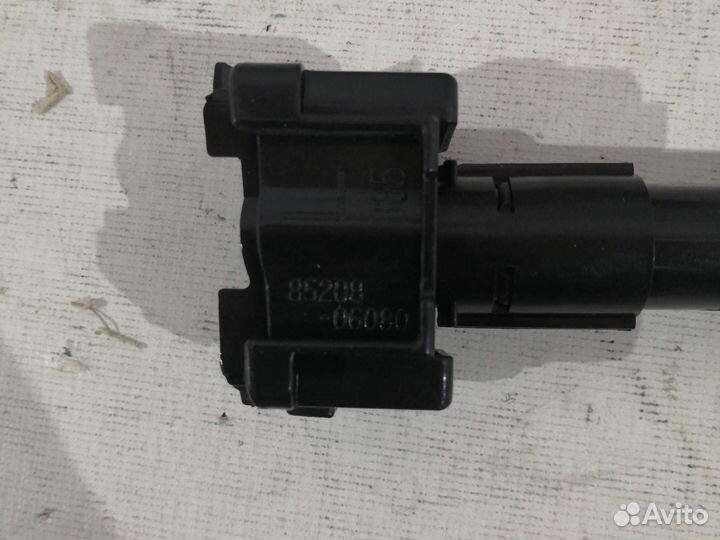 Форсунка омыват фары левая toyota camry 50 15-17