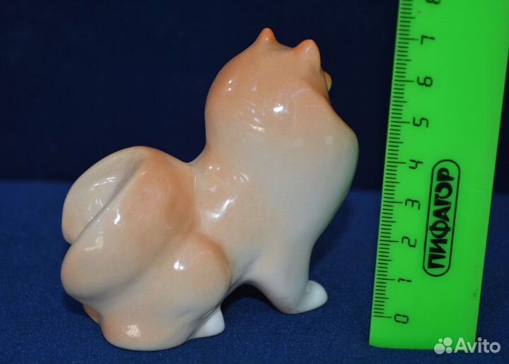 Мини. фарфоровая статуэтка- карликовый шпиц. лфз