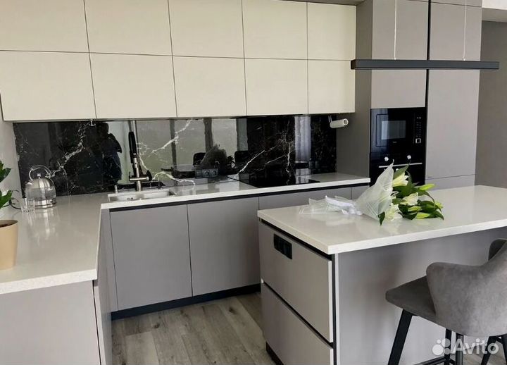 Прямая кухня в бежевом глянце и матовом дереве