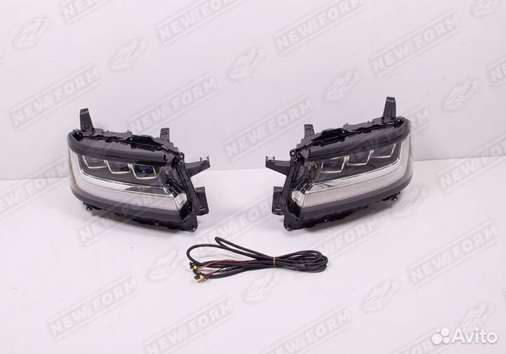 Передние фары с надписью Toyota LC 300