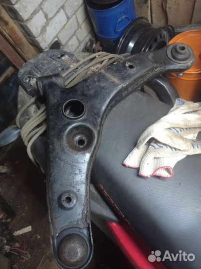 Передний правый рычаг Мицубиси Лансер 9