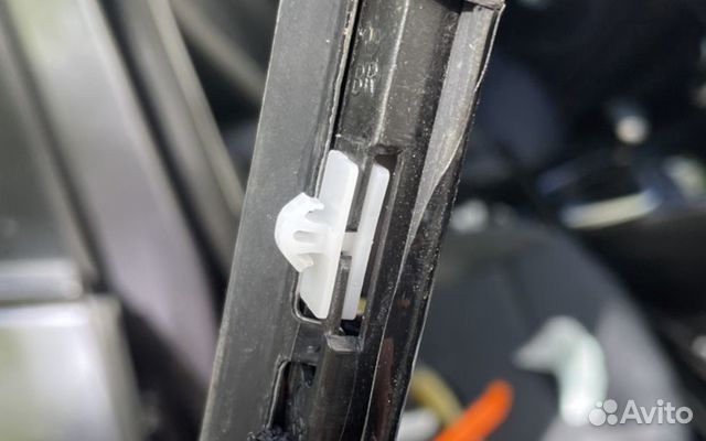 Клипса бархотки бокового стекла на Kia Hyundai