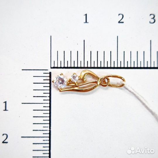 Золотая подвеска с камнем