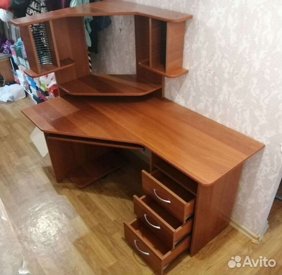 Угловой письменный стол