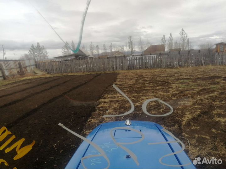 Вспашка земли трактором