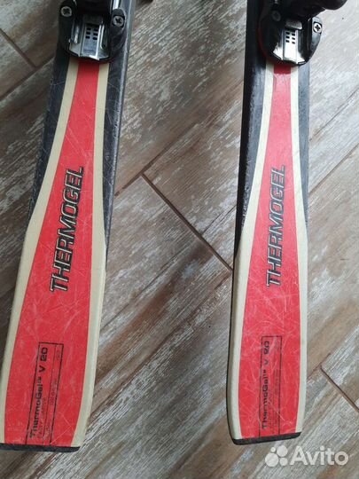 Горные лыжи с креплениями и ботинками. Палки в