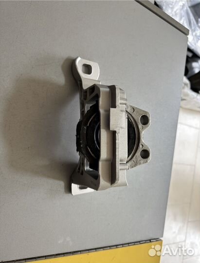 Опора двигателя правая 1811940