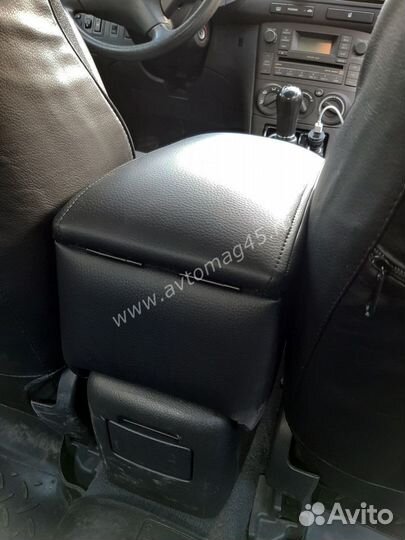Подлокотник Toyota Avensis 2003-2008г