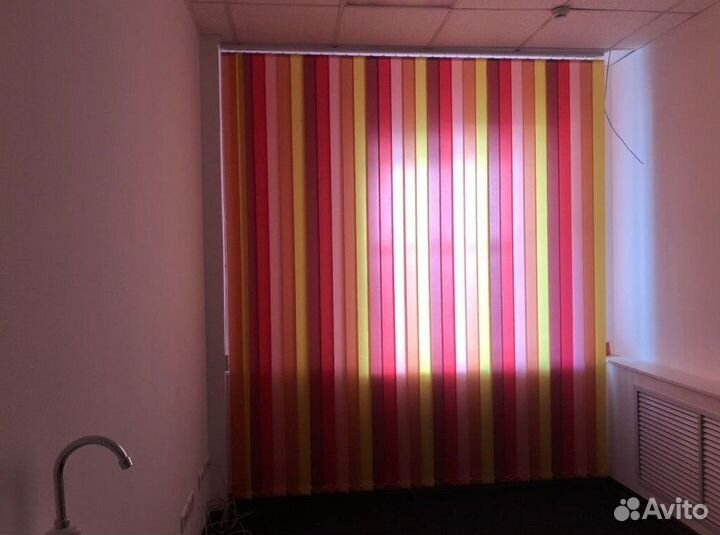 Рулонные шторы в коричневом коробе Q5343