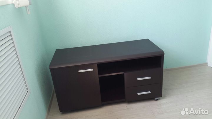 Мебель (стол, тумбы) офисная