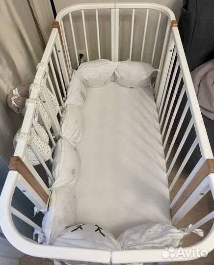 Детская кроватка с маятником