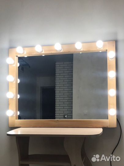 Зеркало с лампами