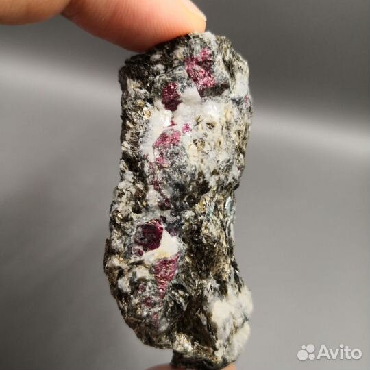 Корунд красный в породе, Рай-из, Урал