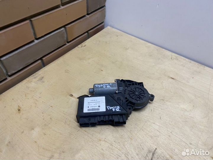 Мотор стеклоподъемника передний правый Volkswagen