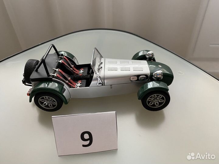 Машина модель 1:18