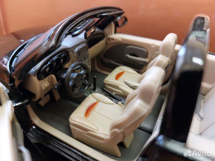 Коллекционная модель автомобиля Chrysler PT 1:24