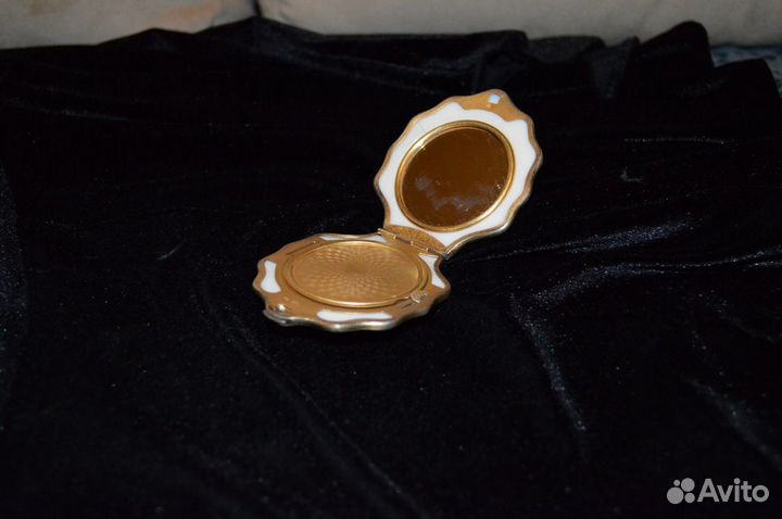 Пудренница серебрянная