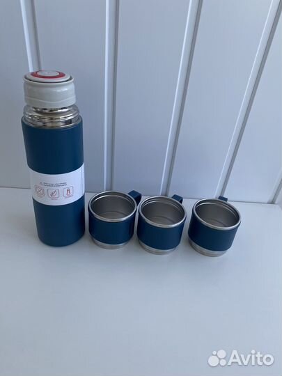 Термос с кружками. Термос