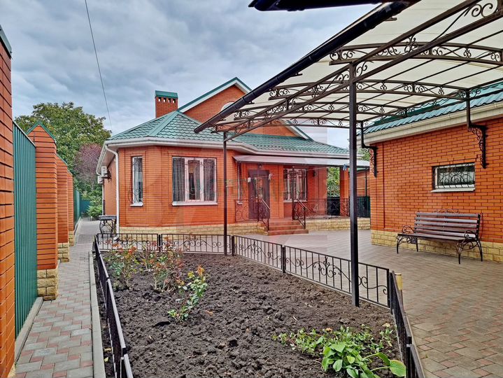 Дом 164,8 м² на участке 8,5 сот.